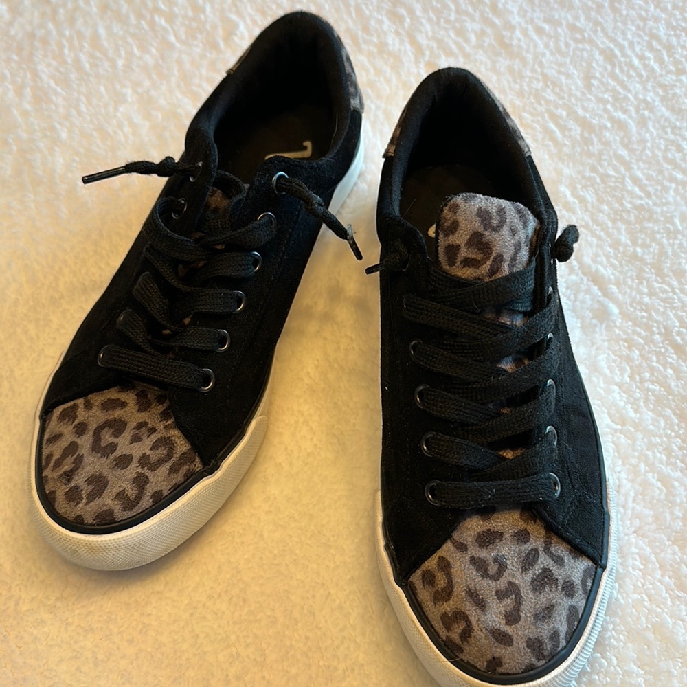 Sneakers. Size 9. Brand Very G. Black with leopard toe.